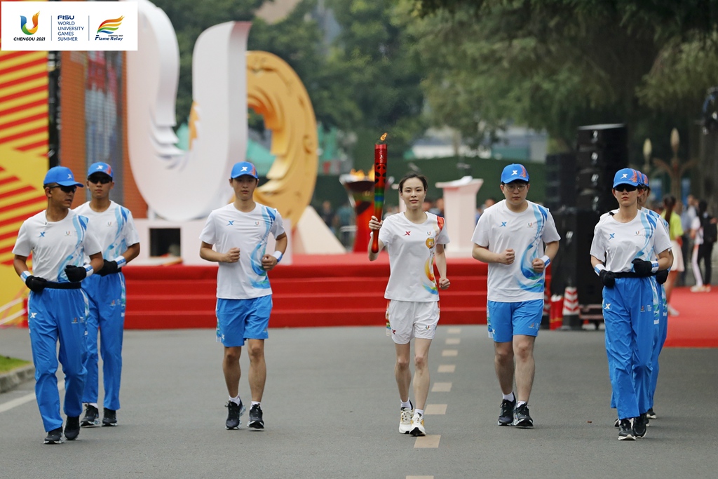 火炬?zhèn)鬟f成都站（四川大學(xué)）第一棒火炬手、跳水奧運(yùn)冠軍吳敏霞_副本.jpg