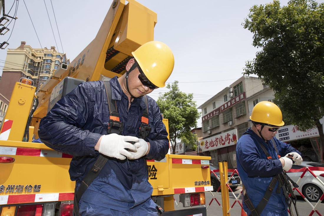 國(guó)網(wǎng)綿陽(yáng)供電公司電力工人結(jié)束帶電作業(yè)，汗水浸透了工裝_副本.jpg