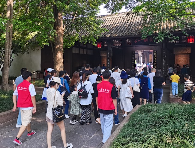 游客游覽眉山三蘇祠。四川省文旅廳供圖