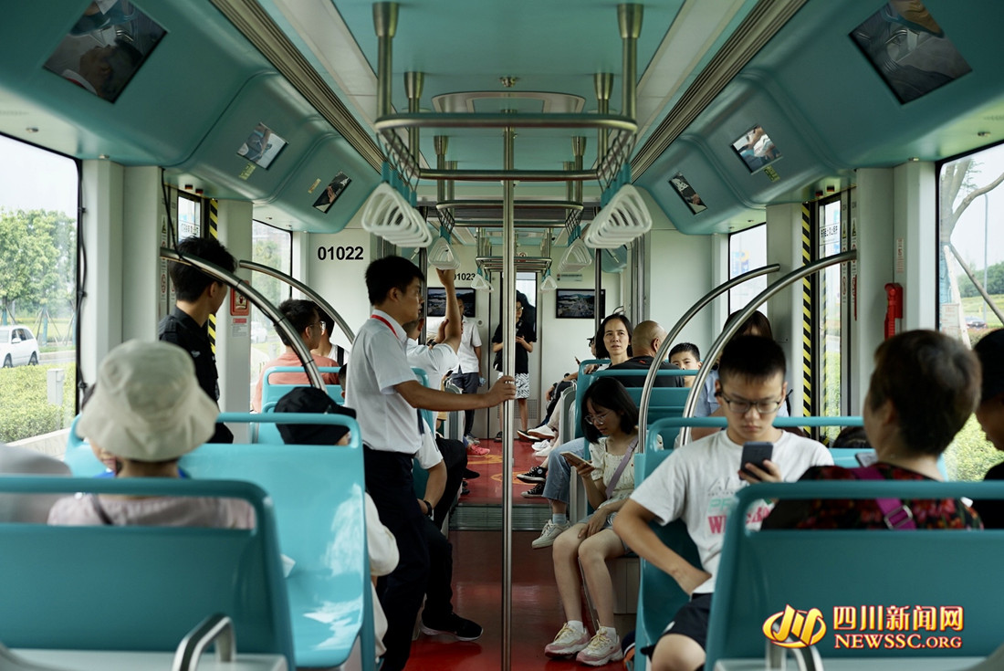 市民乘客體驗(yàn)智軌列車(chē)_副本.jpg