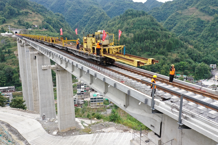 敘永至畢節(jié)鐵路鋪軌現(xiàn)場(chǎng)_副本.jpg