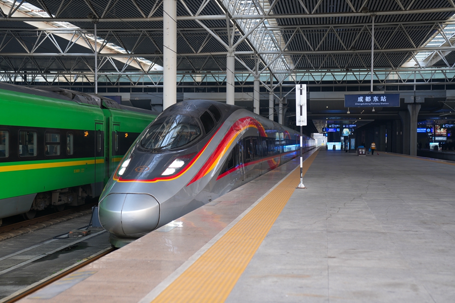 試驗(yàn)列車55301次從成都東站駛出.jpg