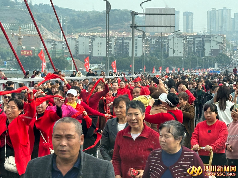 前來“踩橋”的市民.jpg
