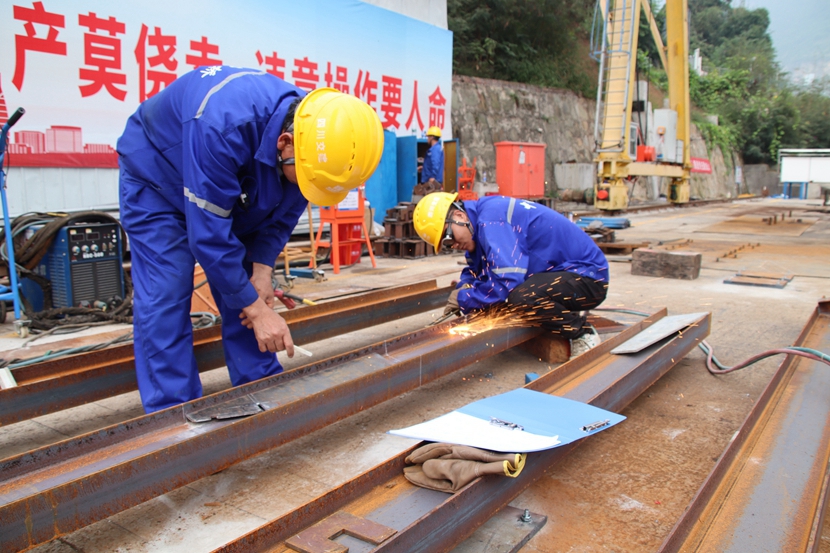 2024年2月21日，沿江高速ZX1項目部新市金沙江特大橋拼裝場內(nèi)進(jìn)行胎架加工_副本.jpg