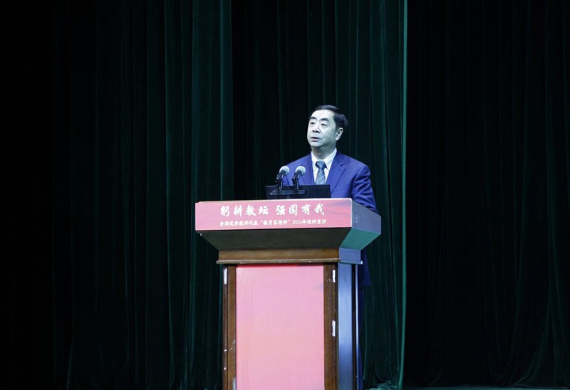 中國科學(xué)院院士、蘭州大學(xué)教授、全國高校黃大年式教師團(tuán)隊帶頭人黃建平_副本.jpg