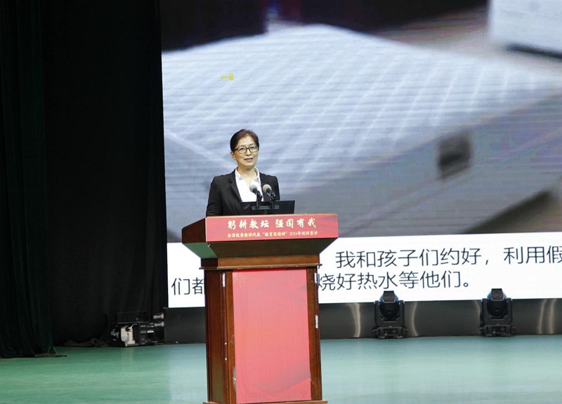 黑龍江省牡丹江市職業(yè)教育中心學(xué)校教師、2021年全國教書育人楷模王丹鳳_副本.jpg