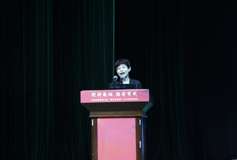 華東師范大學(xué)第一附屬中學(xué)副校長、2021年時代楷模陳明青_副本.jpg
